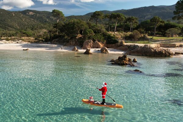 یک زن گردشگر با لباس بابانوئل در سواحل جزایر Mare e Sol beach20 دسامبر 2022 - اسپوتنیک ایران  