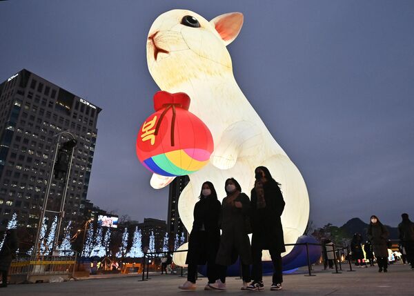 جشنواره فانوس سئول در میدان Gwanghwamun در سئول 19 دسامبر 2022 - اسپوتنیک ایران  