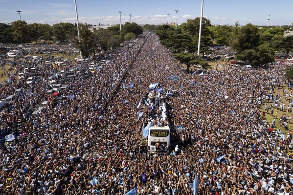 اتوبوس حامل بازیکنان تیم ملی فوتبال ارژانتین در میان جمعیت عظیم استقبال کنندگان از آنهابوینس آیرس20 دسلمبر 2022 - اسپوتنیک ایران  