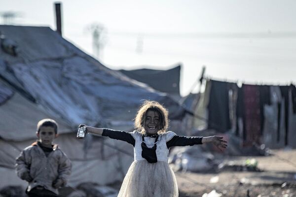 دختربچه ای بیرون از چادرهای اسکان در یک کمپ آوارگان سوری در حومه شهر شمالی رقه سوریه 19 دسامبر 2022  - اسپوتنیک ایران  