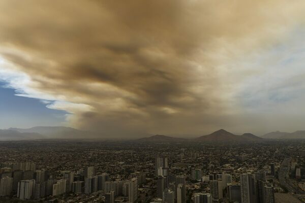 نمای از شهر پوشیده از دود ناشی از آتش‌سوزی‌های جنگلی که مناطق همسایه را تحت تأثیر قرار می‌دهد، سانتیاگو16 دسامبر 2022 - اسپوتنیک ایران  