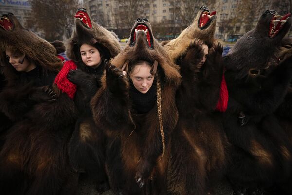 اجراکنندگان خیابانی با لباس‌هایی از پوست خرس، بخارست، رومانی18 دسامبر 2022 - اسپوتنیک ایران  