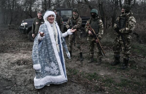 نماینده جبهه مردمی روسیه با لباس &quot;دختر برفی&quot; در حال صحبت برای سربازان روسی - اسپوتنیک ایران  