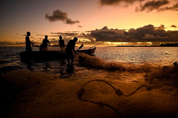 این تصویر که در 17 دسامبر 2022 گرفته شده است، اعضای خانواده ای را نشان می دهد که در هنگام غروب آفتاب برای ماهیگیری در شهر ساحلی توگورو، در حدود 35 کیلومتری شهر سووا، پایتخت فیجی، آماده می شوند.  - اسپوتنیک ایران  