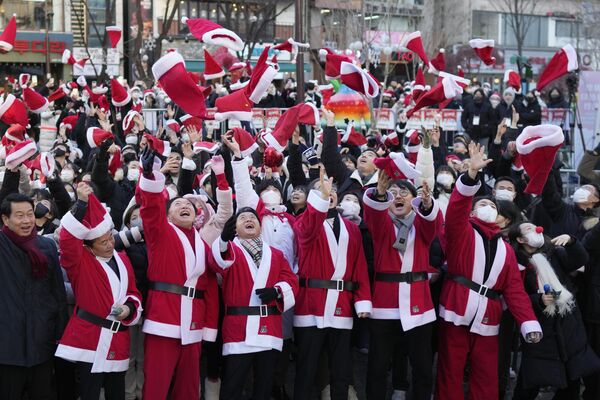 هان داک سو، نخست وزیر کره جنوبی، چهارمین نفر از سمت راست، و داوطلبانی که لباس های بابانوئل پوشیده اند، در طی یک مراسم خیریه کریسمس، قبل از تحویل هدایایی برای محرومان در سئول، کره جنوبی24 دسامبر 2022 - اسپوتنیک ایران  