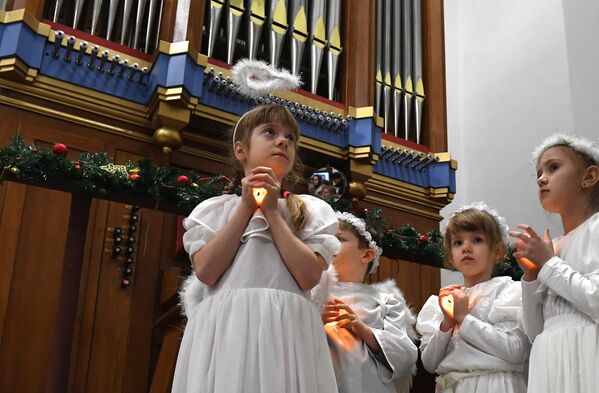 کودکانی در لباس فرشته در جشن کریسمس در کلیسای کاتولیک در ولادیووستوک - اسپوتنیک ایران  