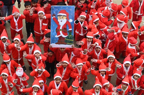 بچه‌هایی که لباس بابا نوئل را در جشن‌های کریسمس در مدرسه‌ای در آمریتسار در  نشان می‌دهند24 دسامبر 2024 - اسپوتنیک ایران  