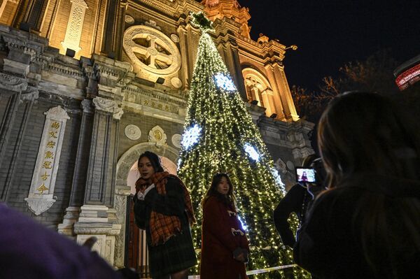  کلیسای سنت جوزف در شب کریسمس در پکن24 دسامبر 2022 - اسپوتنیک ایران  