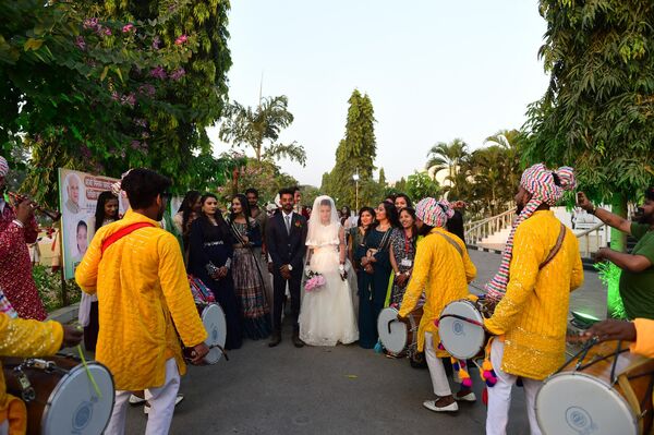 مراسم عروسی همزمان 300 زوج هندی متعلق به مذاهب گوناگون در حومه &quot;سورات&quot; هندوستان. - اسپوتنیک ایران  