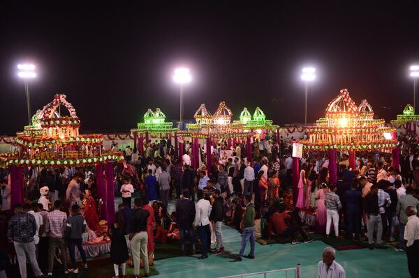 مراسم عروسی همزمان 300 زوج هندی متعلق به مذاهب گوناگون در حومه &quot;سورات&quot; هندوستان. - اسپوتنیک ایران  