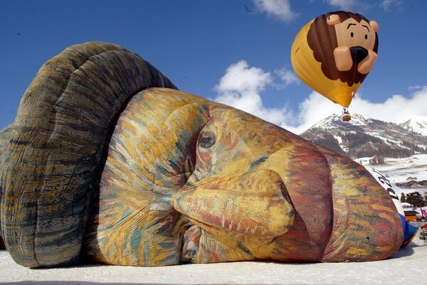 افتتاحیه هفته بین المللی بالون های هوای گرم در کوه های آلپ سوییس 21 ژانویه 2006 یک بالون هوای گرم، به شکل نقاش هلندی ونسان ون گوگ - اسپوتنیک ایران  