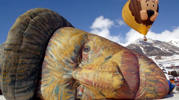 Воздушный шар, изображающий голландского художника Винсента Ван Гога, поднимается из стартовой зоны в замке д'О в Швейцарских Альпах - اسپوتنیک ایران  