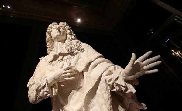 مجسمه پادشاه فرانسه لوئیس چهاردهم که در حال دعا زانو زده است با الهام از مجسمه Antoine Coysevox ساخته شده است که در آببل سنت دنیس در نمایشگاه &quot;شاه مرده&quot; در 26 اکتبر 2015 به نمایش درآمد.  - اسپوتنیک ایران  