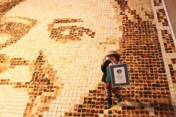 هنرمند بریتانیایی لورا هادلند تصمیم گرفت با ساختن پرتره مادر شوهرش از نان تست، قلب او را تسخیر کند. - اسپوتنیک ایران  