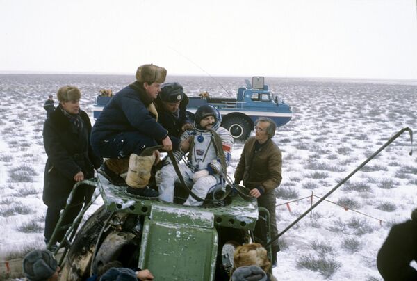 عضو کمیته مشترک شوروی و فرانسوی، فضانورد شوروی، مهندس پرواز موسی ماناروف پس از فرود بر روی فضاپیمای سایوز TM-6 در 180 کیلومتری شهر جزقازغان، جمهوری سوسیالیسی قزاقستان. - اسپوتنیک ایران  