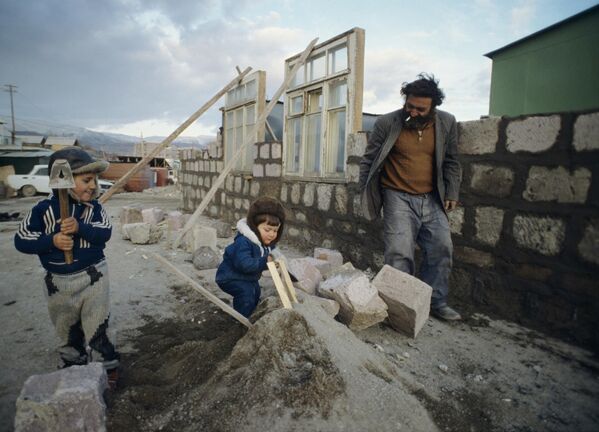ساخت خانه های جدید پس از زلزله ای که در 7 دسامبر 1988 در تعدادی از مناطق شمالی جمهوری سوسیالیستی شوروی ارمنستان رخ داد. - اسپوتنیک ایران  