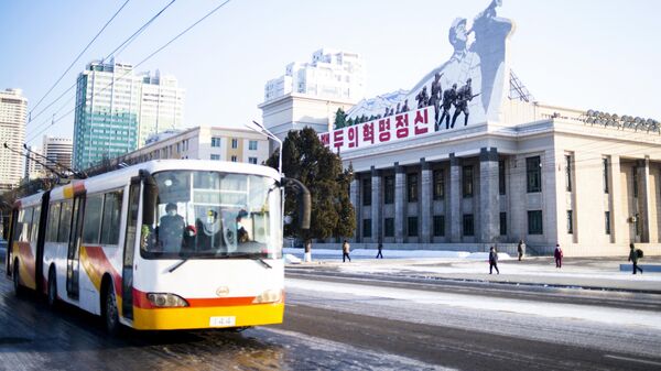 Автобус проезжает по улице в центре Пхеньяна, Северная Корея - اسپوتنیک ایران  