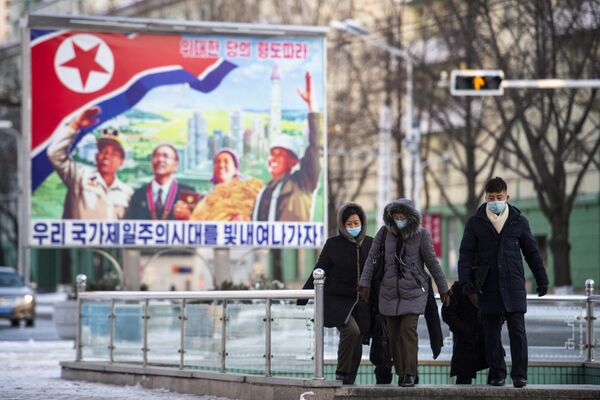 مردم در حال قدم زدن در خیابانی در پیونگ یانگ23 دسامبر 2022 - اسپوتنیک ایران  