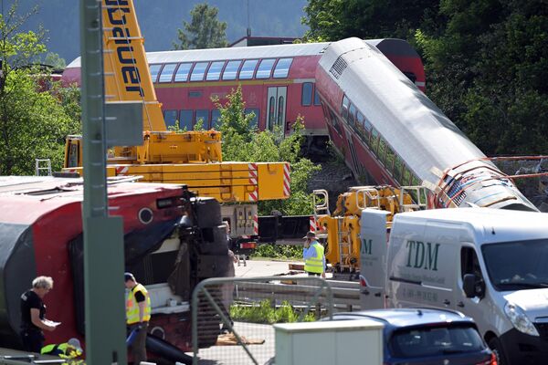 واگن قطار از ریل خارج شده در نزدیکی بورگرین، شمال گارمیش-پارتنکیرشن، جنوب آلمان، در 4 ژوئن 2022، یک روز پس از حادثه دیده می شود - اسپوتنیک ایران  