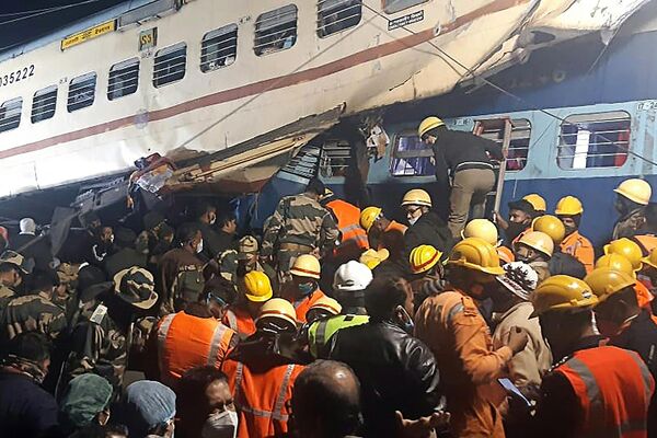 امدادگران در محل حادثه قطار در نزدیکی ایستگاه راه‌آهن مویناگوری در ایالت بنگال غربی هند در 13 ژانویه 2022، پس از خروج قطار مسافربری از ریل که در آن حداقل سه نفر کشته و چندین نفر زخمی شدند، کار می‌کنند. - اسپوتنیک ایران  