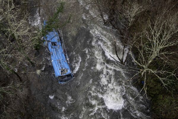 سقوط اتوبوس در رودخانه در حین عبور از یک پل و کشته شدن چهار نفر، در شمال غربی اسپانیا، 25 دسامبر 2022 - اسپوتنیک ایران  