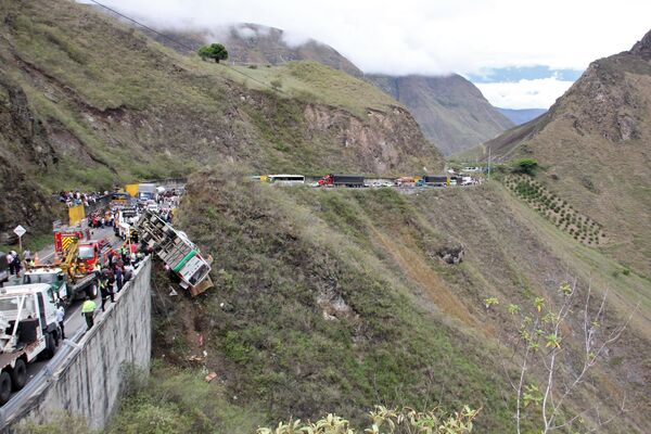 امدادگران در محل سقوط اتوبوس به دره در جنوب غربی کلمبیا در 15 اکتبر 2022 - اسپوتنیک ایران  