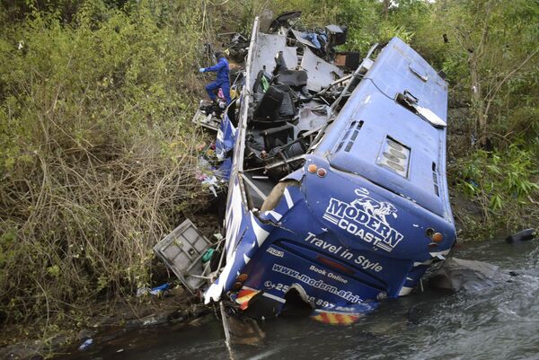 نمایی از بقایای اتوبوسی که در کنیا به رودخانه سقوط کرد و  در نتیجه آن 21 نفر کشته شدند - اسپوتنیک ایران  