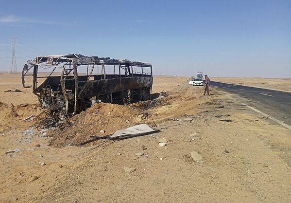 بقایای اتوبوس توریستی پس از برخورد با کامیون و سوختن آن در بزرگراهی در 43 کیلومتری (جنوب شهر اسوان، جنوب مصر، چهارشنبه 13 آوریل 2022. حداقل 10 نفر از جمله چهار فرانسوی و یک بلژیکی کشته شدند - اسپوتنیک ایران  