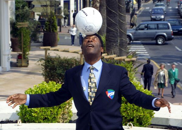پله اسطوره فوتبال برزیل در 4 آوریل 2001 در خیابان کروزت در کن در خلال بازدید از نمایشگاه بین المللی تلویزیون (MIPTV)در حال بازی با توپ فوتبال می باشد. - اسپوتنیک ایران  