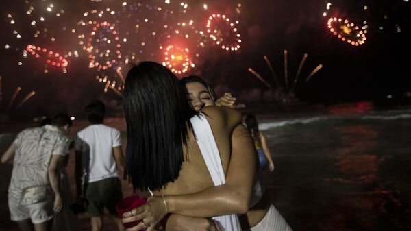 Люди во время празднования Нового 2023 года на пляже в Рио-де-Жанейро  - اسپوتنیک ایران  