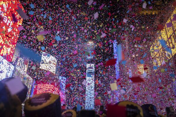 میدان تایمز نیویورک در هنگام تحویل سال نو میلادی 1 ژانویه 2023 - اسپوتنیک ایران  