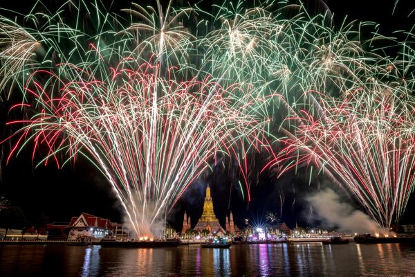  نمایش آتش بازی بر فراز معبد بودایی Wat Arun در رودخانه Chao Phraya در بانکوک.1ژانویه 2023 - اسپوتنیک ایران  
