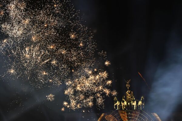 آتش بازی بر فراز بنای تاریخی برلین، دروازه براندنبورگ، در هنگام نمایش نور و موسیقی سال نو31 دسامبر 2023 - اسپوتنیک ایران  