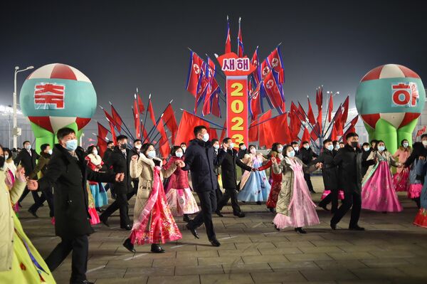  شرکت کنندگان در یک مهمانی رقص برای جشن سال نو در میدان کیم ایل سونگ در پیونگ یانگ31 دسامبر 2022 - اسپوتنیک ایران  