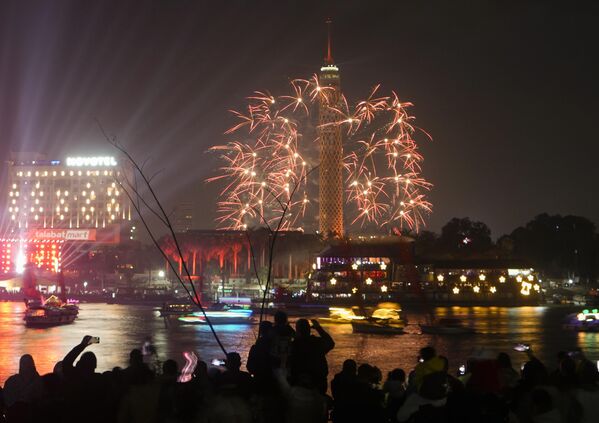 آتش بازی بر فراز برج قاهره و رودخانه نیل همزمان با آغاز جشن های سال نو در قاهره، مصر1 ژانویه 2023 - اسپوتنیک ایران  