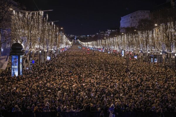 نمایش صدا و نور در خیابان شانزهلیزه پاریس با حضور هزاران نفر31 دسامبر 2022 - اسپوتنیک ایران  