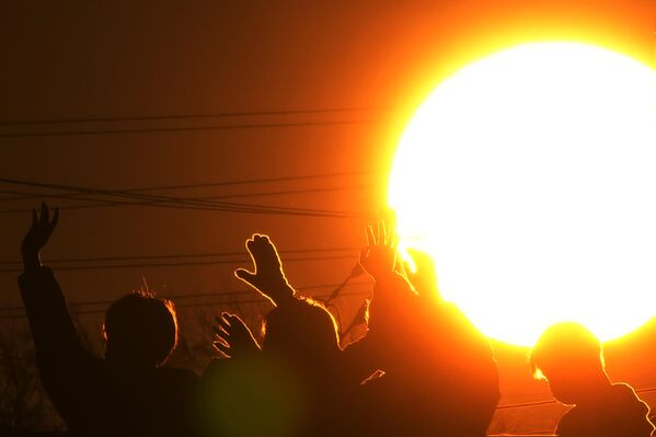 مردم در حال تماشای اولین طلوع خورشید در روز سال نو از روی پل عابر پیاده در یوکوهاما نزدیک توکیو - اسپوتنیک ایران  