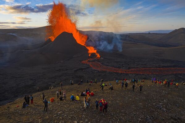 مردم فوران آتشفشان را در ایسلند تماشا می کنند. - اسپوتنیک ایران  