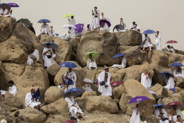 بسیاری به دنبال خلوت و آرامش در کوهستان هستند. در عکس: نمازگزاران مسلمان در کوهی در عربستان سعودی. - اسپوتنیک ایران  