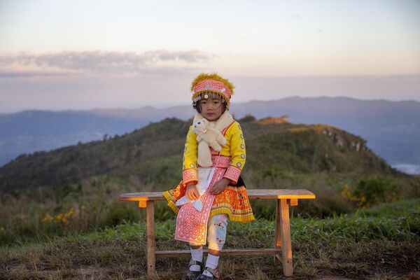 کوه ها مکانی برای مدیتیشن و تجدید منابع انرژی هستند. در عکس: دختری با لباس محلی، چیانگ رای، تایلند. - اسپوتنیک ایران  