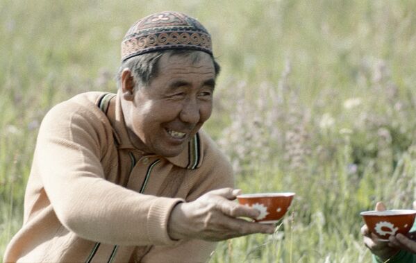 در سنت های قزاقستان، چای و نوشیدن چای جایگاه ویژه ای دارد. در عکس: یک چوپان با یک کاسه چای در یک مرتع در طول تعطیلات، قزاقستان. - اسپوتنیک ایران  
