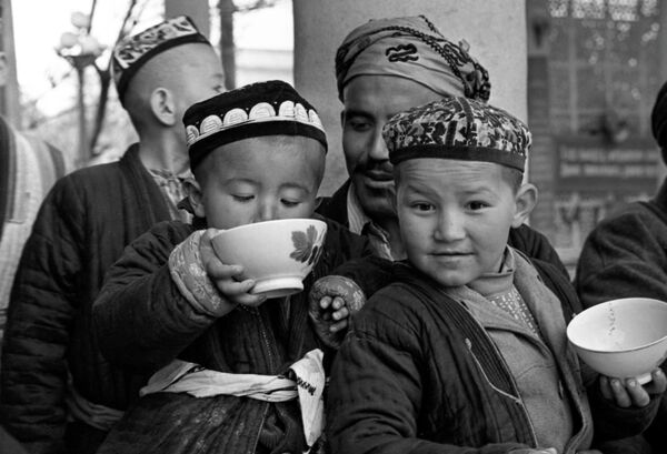 ساکنان تاجیکستان اغلب ترجیح می دهند در محلی به نام &quot;چویخونا&quot; (چایخانه) از نوشیدن چای لذت ببرند، جایی که در آنجا مذاکره می کنند، استراحت می کنند و اخبار را به اشتراک می گذارند، صبحانه و ناهار می خورند و در مورد مشکلات زندگی و نظم جهانی بحث می کنند. در عکس: تاجیکستان. - اسپوتنیک ایران  