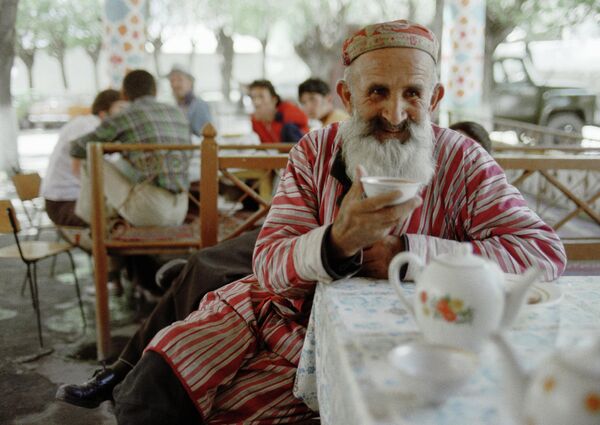 چایخانه در تاجیکستان همان عنصر تزلزل ناپذیر سنت های محلی است که خود نوشیدن چای است. در عکس: پیرمرد تاجیکی در چایخانه مرکز منطقه ای چای می نوشد. - اسپوتنیک ایران  