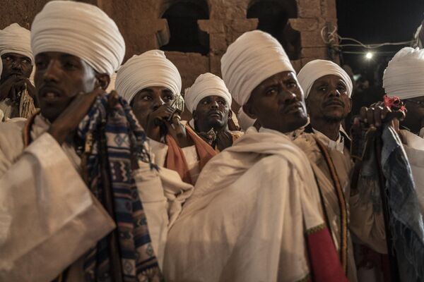 کشیشان ارتدوکس اتیوپیایی در حال خواندن سرود های مذهبی در کلیسای مریم مقدس در اتیوپی - اسپوتنیک ایران  
