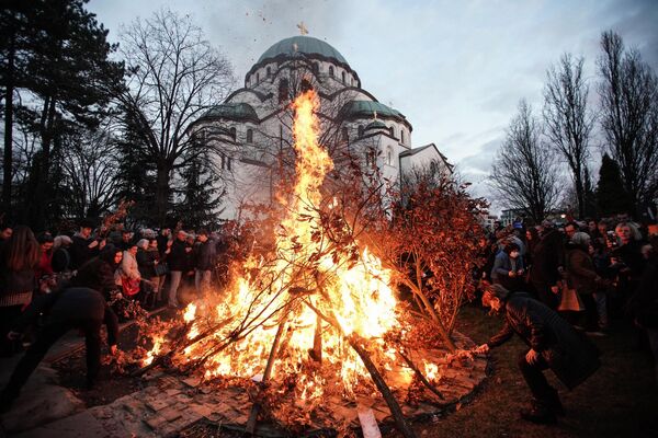 شب کریسمس ارتدکس طبق تقویم جولیان، در کنار کلیسای سنت ساوا در بلگراد، پایتخت صربستان در 6 ژانویه 2023 - اسپوتنیک ایران  