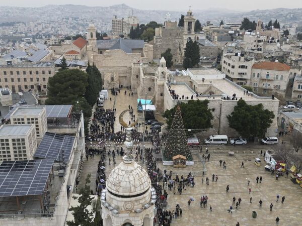 عکس هوایی کلیسایی در شهر مقدس بیت لحم در عید کریسمس کلیساهای مسیحی شرقی در 6 ژانویه 2023 - اسپوتنیک ایران  