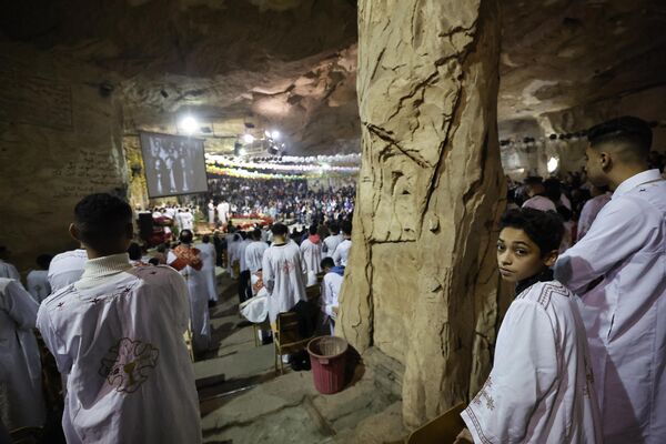 قبطی‌های مصر در مراسم عید کریسمس در صومعه سنت سیمون، که به کلیسای غار نیز معروف است، در کوه معتمم قاهره پایتخت مصر در 6 ژانویه 2023 شرکت می‌کنند - اسپوتنیک ایران  