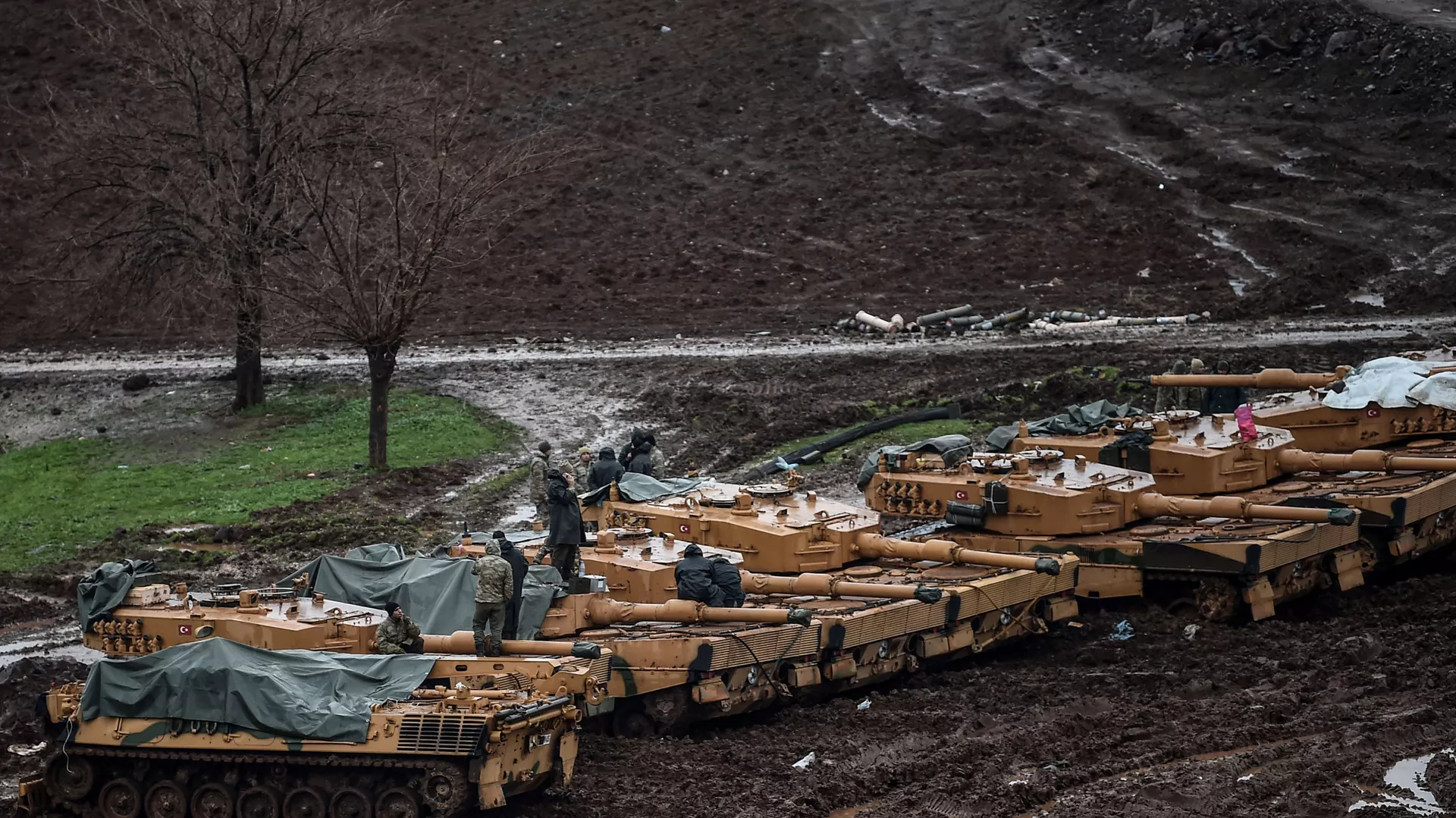 Турецкие военные на танках Leopard 2A4 рядом с сирийской границей. Архивное фото