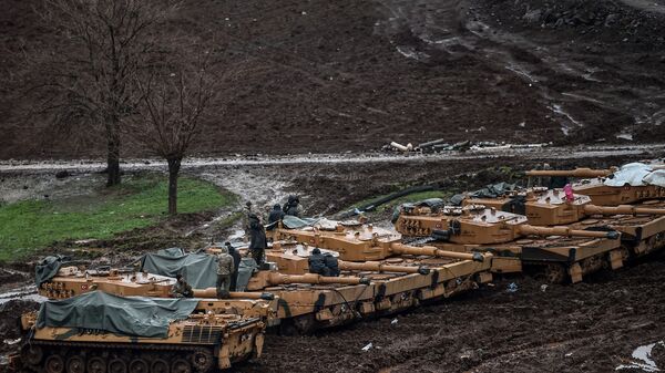 Турецкие военные на танках Leopard 2A4 рядом с сирийской границей. Архивное фото - اسپوتنیک ایران  