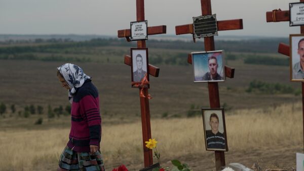 Участница торжественных мероприятий, посвященных празднованию Дня освобождения Донбасса от фашистских захватчиков, у могил бойцов ополчения, погибших летом 2014 года, на кургане Саур-Могила в Донецкой области - اسپوتنیک ایران  